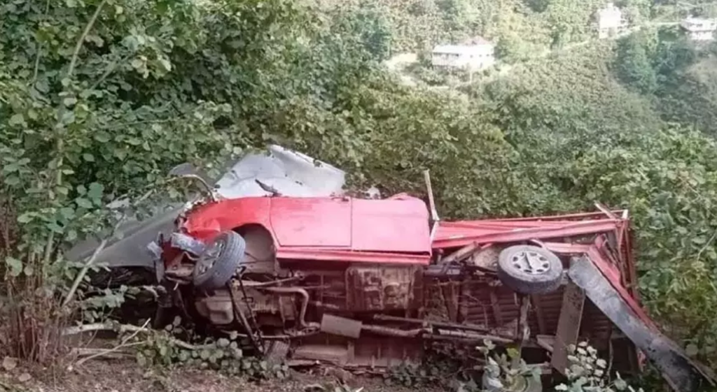 Tarım işçilerini taşıyan kamyonet devrildi: Ölü ve yaralılar var