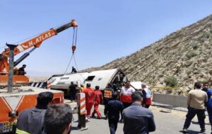 Yolcu otobüsü devrildi: En az 21 ölü, 34 yaralı