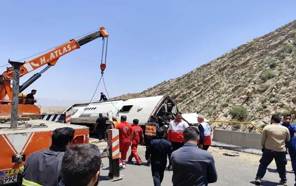 Yolcu otobüsü devrildi: En az 21 ölü, 34 yaralı