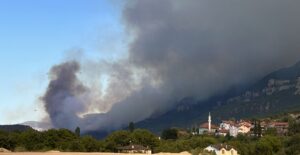 Yangınlar 4. gününde: Köyler boşaltılıyor, ekipler zamana karşı yarışıyor