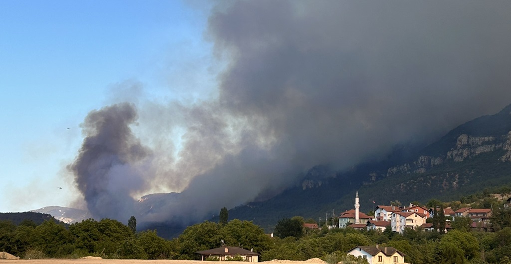 Yangınlar 4. gününde: Köyler boşaltılıyor, ekipler zamana karşı yarışıyor