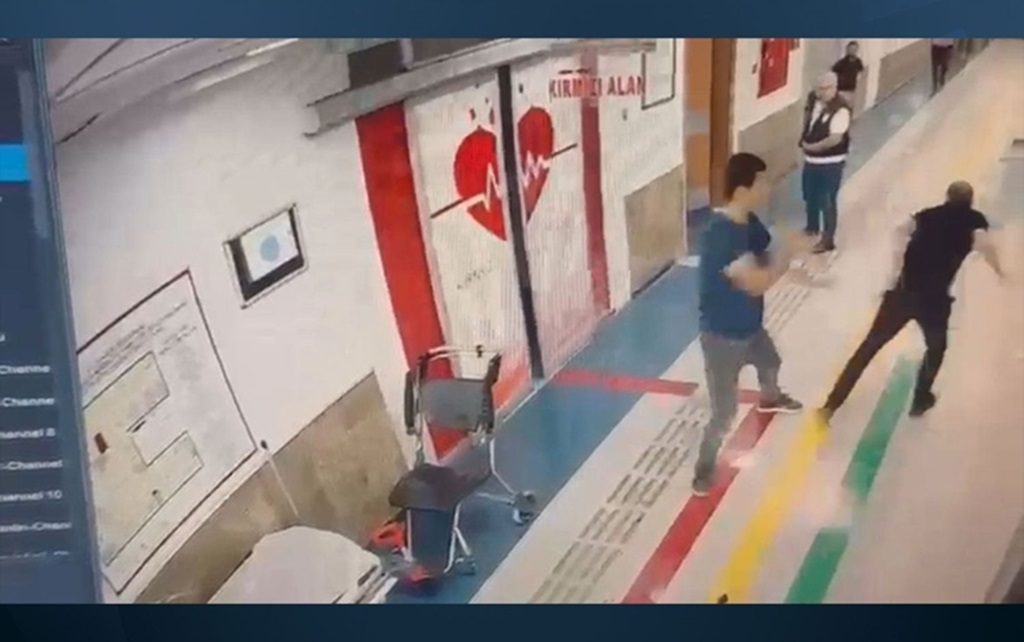 Urfa’da doktor ve güvenlik görevlisi bıçaklandı