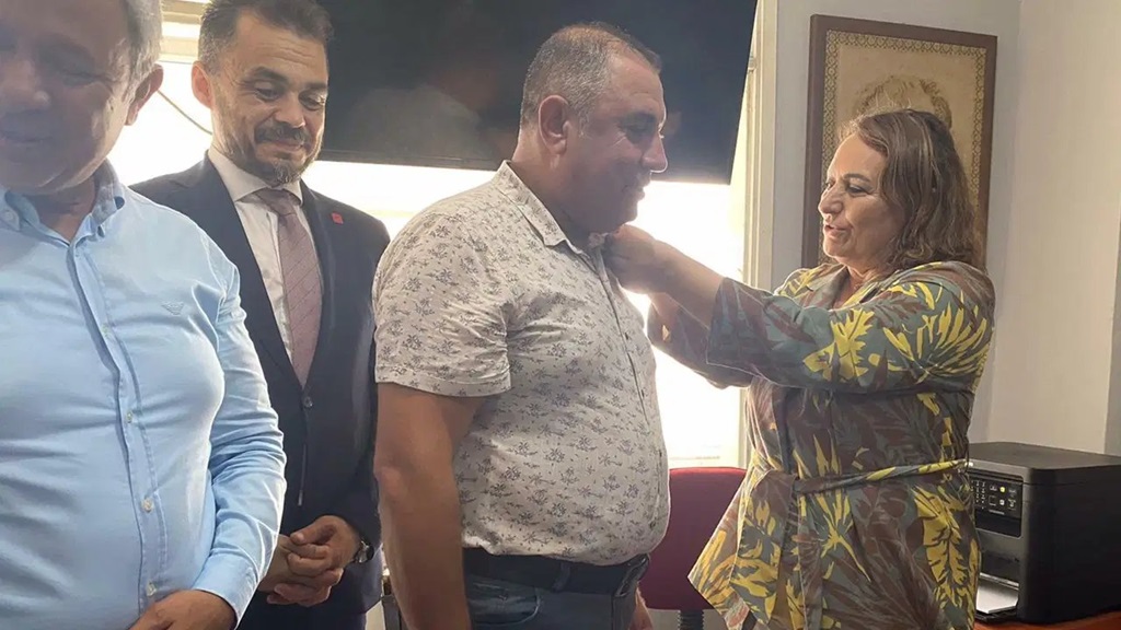 AK Parti’den seçildi, istifa etti CHP’ye geçti