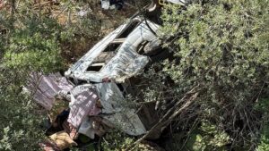 İşçileri taşıyan minibüs uçuruma yuvarlandı: Ölü ve çok sayıda yaralı var