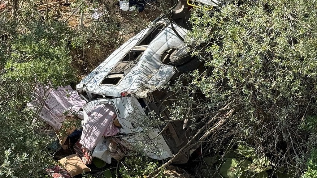 İşçileri taşıyan minibüs uçuruma yuvarlandı: Ölü ve çok sayıda yaralı var