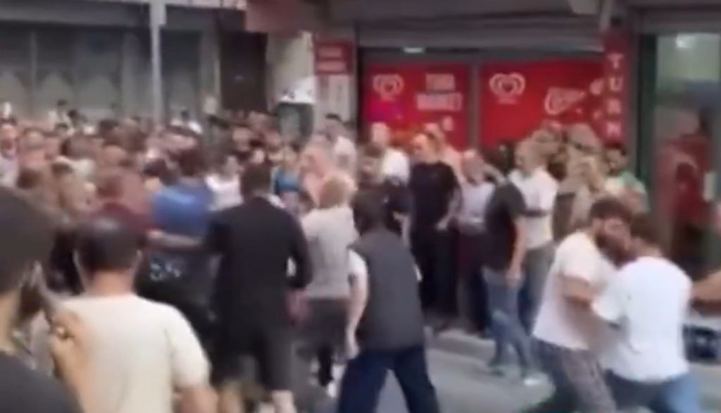 Kadını sokak ortasında bıçakladı, mahalleli linç etti