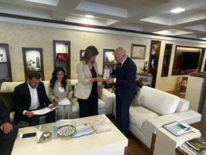 AK Partili belediye başkanından Meral Danış Beştaş’a jest