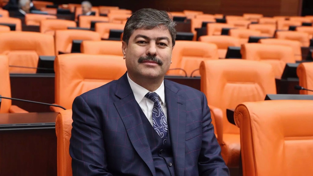 AK Partili vekil, diploma skandalı sonrası özgeçmişini değiştirdi