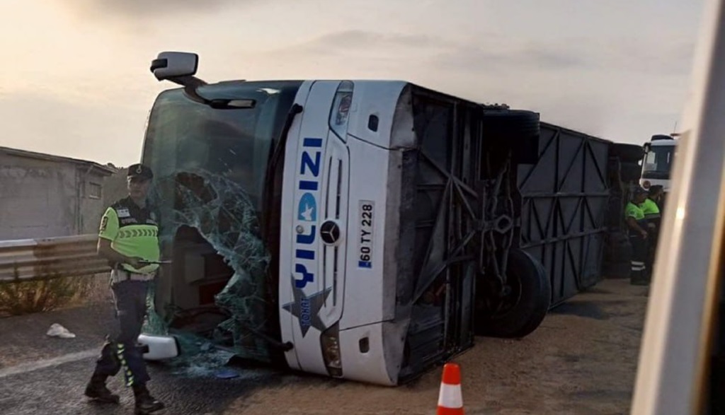 İstanbul’da yolcu otobüsü devrildi: 3 can kaybı, 20 yaralı